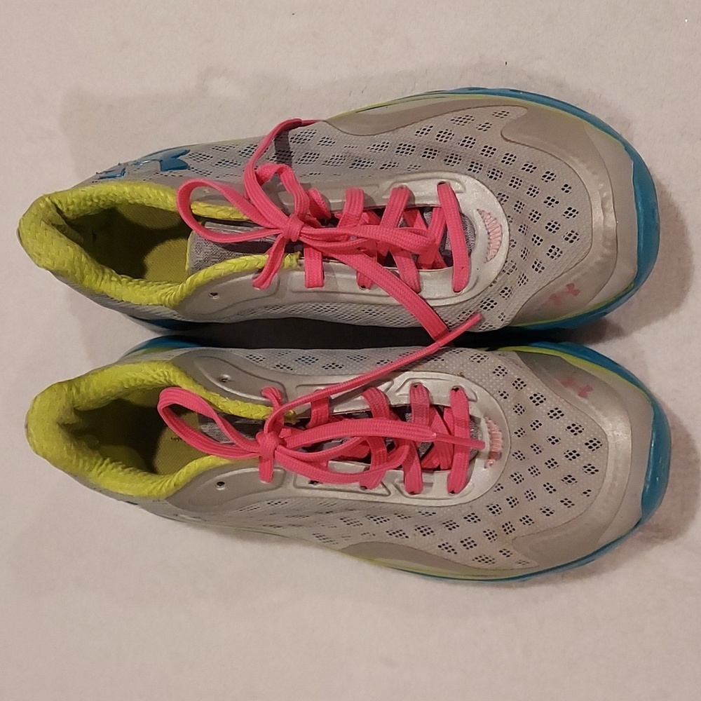 Women's Size 8 Under Armour Spine Sneakers